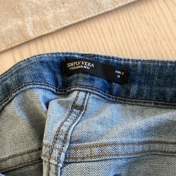 Stylish jeans by Vera Wang - Picture 3 of 5